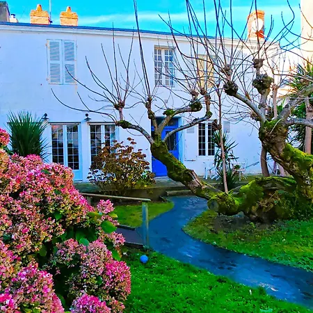 Simone - 200m De La Feriehus